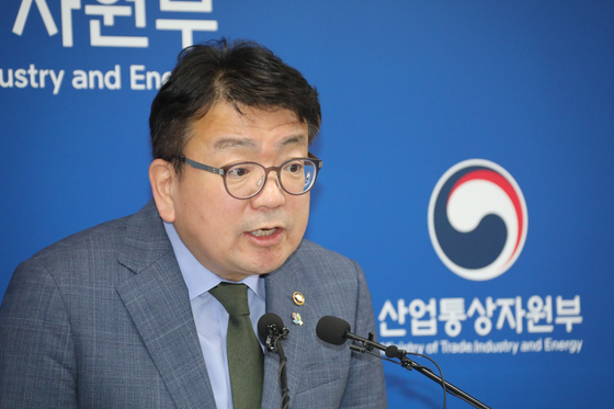 Choe Nam-ho, second vice minister of energy speaks in a press briefing on Monday. [YONHAP]