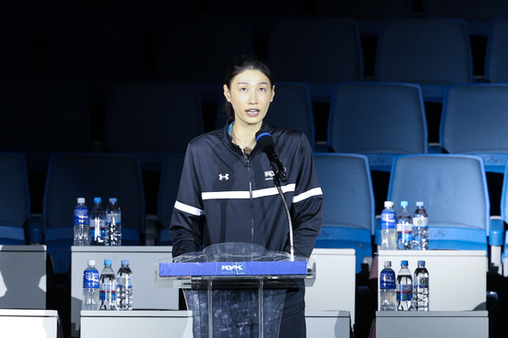 Kim Yeon-koung speaks during the retirement ceremony.  [YONHAP]