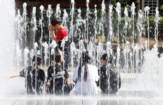 Children on Monday are cooling off in a fountain at Pyeongri Park in Daegu, where this year's first heat wave advisory was issued. [YONHAP]