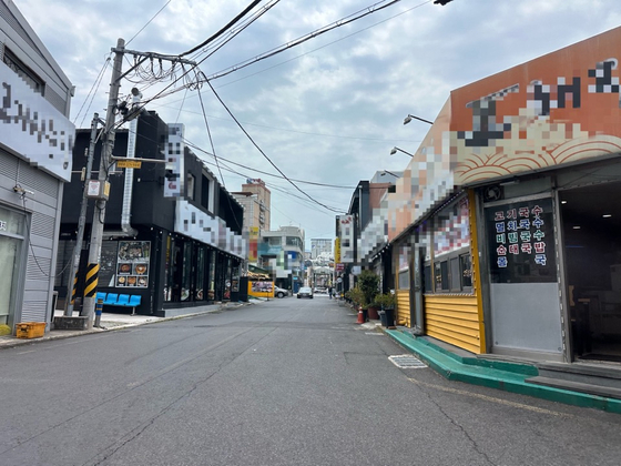  Geonip-dong Black Pork Street in Jeju City is quiet at noon on June 3. [JOONGANG ILBO]