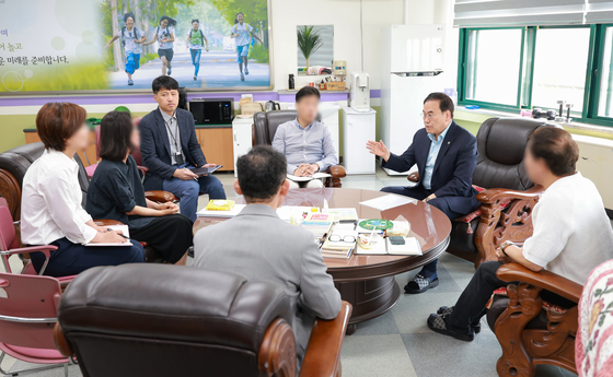 Seo Geo-seok, the Superintendent of Education of Jeonbuk, visits an elementary school to meet the vice principal, who was recently physically assaulted by a student. [JEONBUK STATE OFFICE OF EDUCATION].
