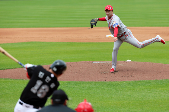 Kia Tigers starter Yang Hyun-jong strikes out Kim Min-sung of the Lotte Giants at the top of the sixth inning at Gwangju-Kia Champions Field on Thursday, becoming the second KBO player ever to record 2,000 strikeouts.   [YONHAP]