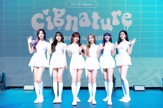 Girl group cignature poses for the cameras at Shinhan Sol Pay Square in Mapo District, western Seoul. [J9 ENTERTAINMENT]