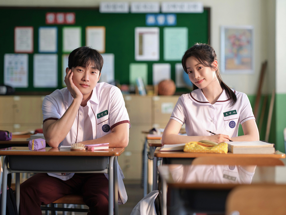 A promo image of boy band B1A4's former member, Jinyoung, and girl group Twice's Dahyun in the Korean version of Taiwanese romantic comedy film ″You Are the Apple of My Eye″ (2012). [STUDIO TAKE]