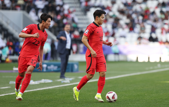 Korea's Seol Young-woo, left, and Lee Kang-in break through in the Group E match against Bahrain at the 2023 Asian AFC Asian Cup at Jasim bin Hamad Stadium in Doha, Qatar on Jan. 15. [NEWS1]
