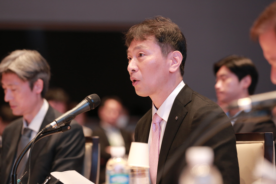 Financial Supervisory Service (FSS) Gov. Lee Bok-hyun speaks during a discussion session held in western Seoul on Monday. [FSS]