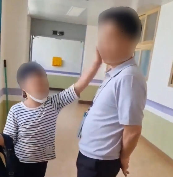 A student slaps a vice principal on the cheek at an elementary school in Jeonju, North Jeolla, on June 3. [NORTH JEOLLA BRANCH OF THE KOREAN FEDERATION OF TEACHERS' ASSOCIATIONS]