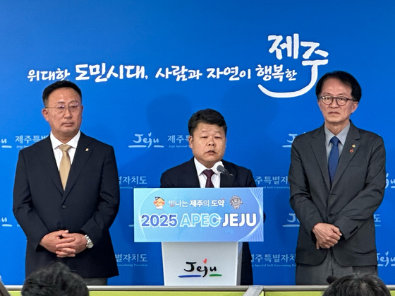 Kang Dong-hoon, head of the Jeju Tourism Association, left, Byun Deok-seung, director of the Jeju Tourism Exchange, center, and Ko Seung-cheol, head of the Jeju Tourism Organization, announce plans to innovate Jeju tourism at the press center of Jeju City Hall on May 29. [JOONGANG ILBO] 