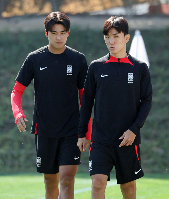 Korea's Seol Young-woo, left, and Hwang In-beom enter the training ground at the Al-Egla Training Center in Doha, Qatar on Jan. 23 during the AFC Asian Cup. [NEWS1]