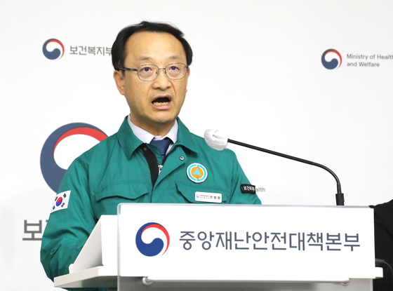 Deputy Health Minister Jun Byung-wang speaks in a press briefing held at Government Complex Sejong on Monday. [YONHAP] 