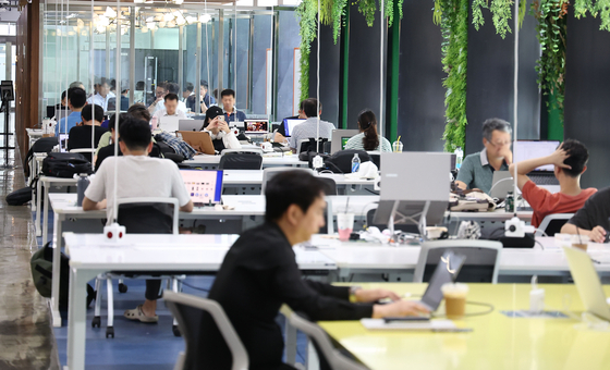 People work at the Seoul Startup Hub's Gongdeok branch in Mapo District, western Seoul, on Tuesday. [YONHAP]