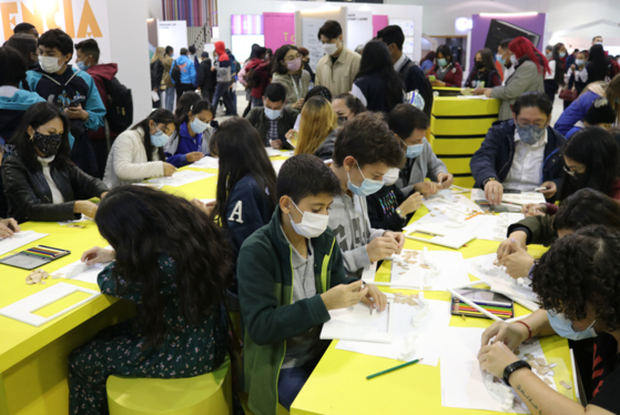 Children participate in a book-themed workshop. [MINISTRY OF CULTURE, SPORTS AND TOURISM]