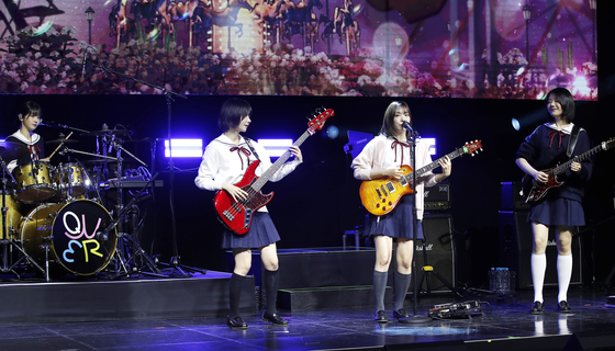 Girl group QWER performs one of its B-side tracks during its first EP ″Manito″ showcase held in Seodaemun District, western Seoul, on April 1. [NEWS1]