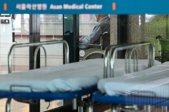 Empty beds at Asan Medical Center in southern Seoul on Tuesday [YONHAP] 
