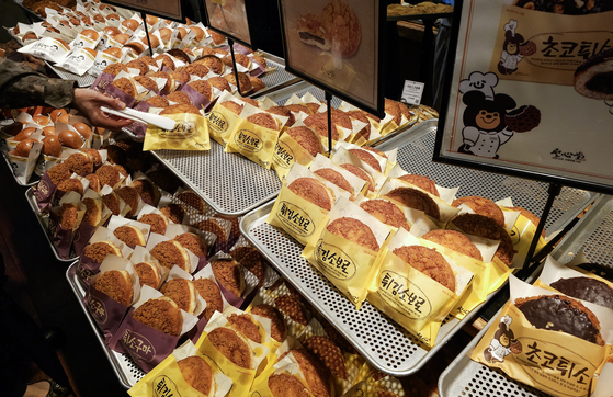 Bread on display at Sungsimdang, a landmark bakery in Daejeon. Sungsimdang's specialty is fried soboro bread filled with paste. [JOONGANG ILBO]