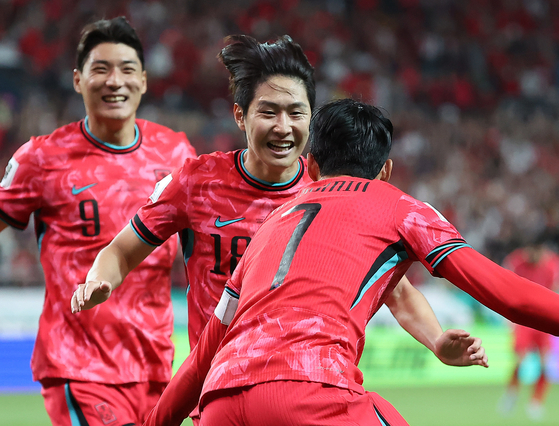 Lee Kang-in, center, celebrates with Son Heung-min after scoring against China at Seoul World Cup Stadium in western Seoul on Tuesday.  [NEWS1]