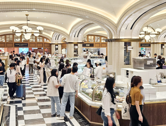 Sweet Park, Korea's first department store dessert specialty store, opened by Shinsegae Department Store at the Gangnam branch in February. At some of the most popular dessert shops, customers have to wait at the entrance before opening hours if they want a chance to buy their treats. [SHINSEGAE DEPARTMENT STORE]