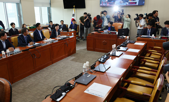 The parliamentary Science, ICT, Broadcasting and Communications Committee meets at the National Assembly in Yeouido, western Seoul, on Tuesday wiithout members of the People Power Party present. [YONHAP]