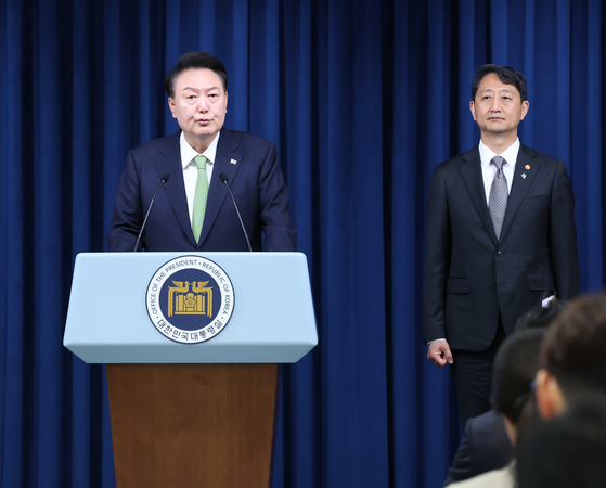 President Yoon Suk Yeol, left, reveals that a large oil and gas reserve is believed to be buried off the coast of Pohang in the East Sea in a press briefing at the Yongsan presidential office in central Seoul Monday. [JOINT PRESS CORPS]