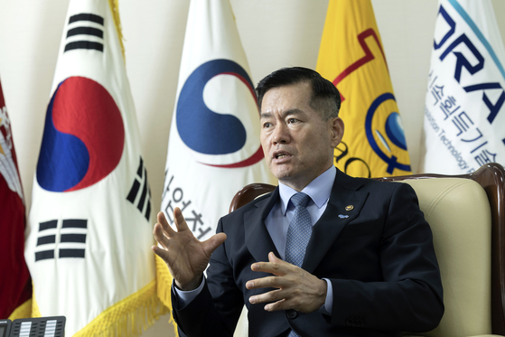 Defense Acquisition Program Administration Minister Seok Jong-gun speaks during an interview with JoongAng Ilbo, an affiliate of the Korea JoongAng Daily, at the Gwacheon Government Complex in Gyeonggi on May 14. [JANG JIN-YOUNG]