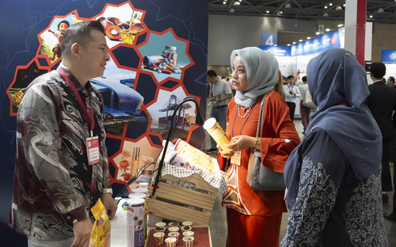 Foreign visitors browse booths at the "2024 Seoul International Food Industry Exhibition" at Kintex in Goyang, Gyeonggi Province. [YONHAP]