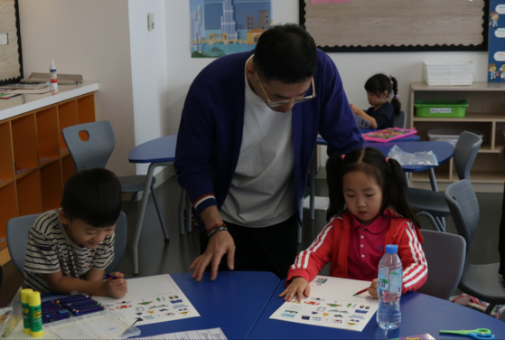 Children participate in a book-themed workshop. [MINISTRY OF CULTURE, SPORTS AND TOURISM]