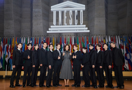 Boy band Seventeen poses with Unesco Director-General Audrey Azoulay, center. [PLEDIS ENTERTAINMENT]