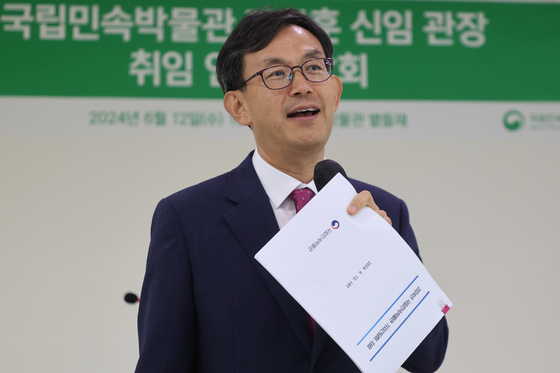 The National Folk Museum of Korea's newly-appointed director Jang Sang-hoon speaks during a press conference at the museum in Jongno District, central Seoul, on Wednesday. [YONHAP]