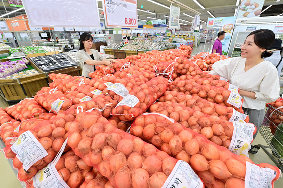 Onions that are smaller in size than the regulated dimensions are sold in bulk at lower prices in a supermarket in Seoul on Wednesday. [YONHAP]