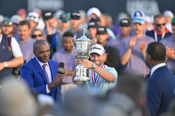 Wyndham Clark holds the trophy on the 18th green after the final round of the 123rd U.S. Open Championship at The Los Angeles Country Club (North Course) in Los Angeles, California on June 18, 2023.  [GETTY IMAGES]
