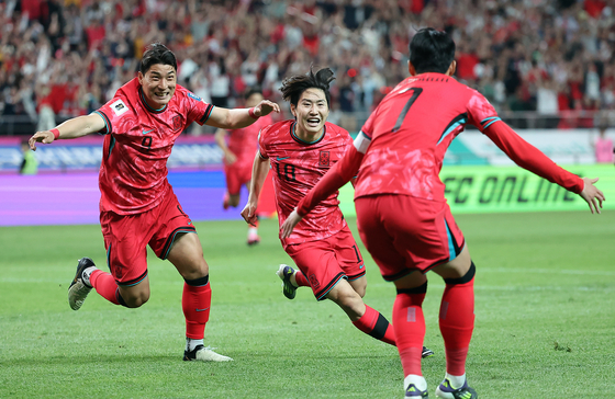 Lee Kang-in, center, cheers after scoring in the second half of the Group C match against China in the second round of the 2026 World Cup qualifiers at Seoul World Cup Stadium in western Seoul on Tuesday. [NEWS1]