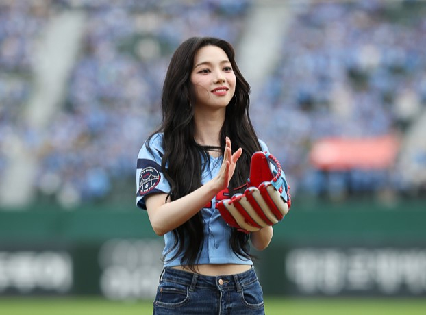 Girl group aespa member Karina prepares to throw the ceremonial first pitch as a guest of the Lotte Giants in their game with the SSG Landers at the Sajik Baseball Stadium in Busan on Sunday. [YONHAP]