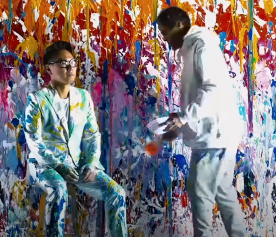 A behind-the-scenes still from American graffiti artist Jonone, right, and singer-songwriter Hong Isaac's art and music collaboration performance [URBAN BREAK]