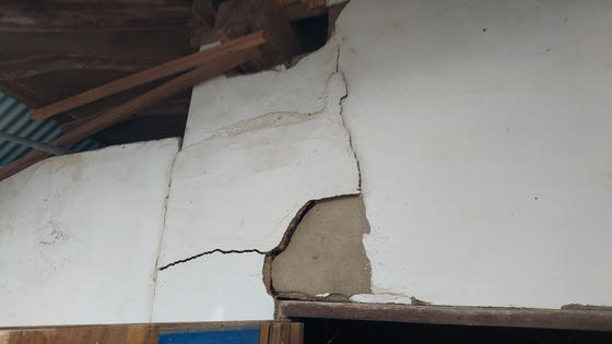 A wall in a warehouse Boan-myeon near Buan is showing cracks after a 4.8-magnitude earthquake hit Wednesday. [YONHAP]