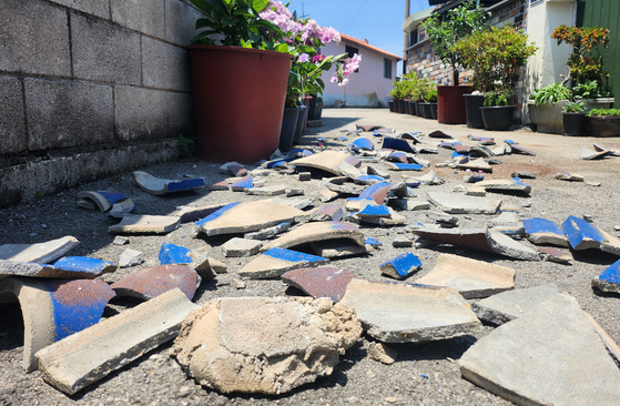 Fallen tiles are seen near Gyehwa-myeon, Buan, after a 4.8-magnitude earthquake hit Wednesday. [NEWS1]