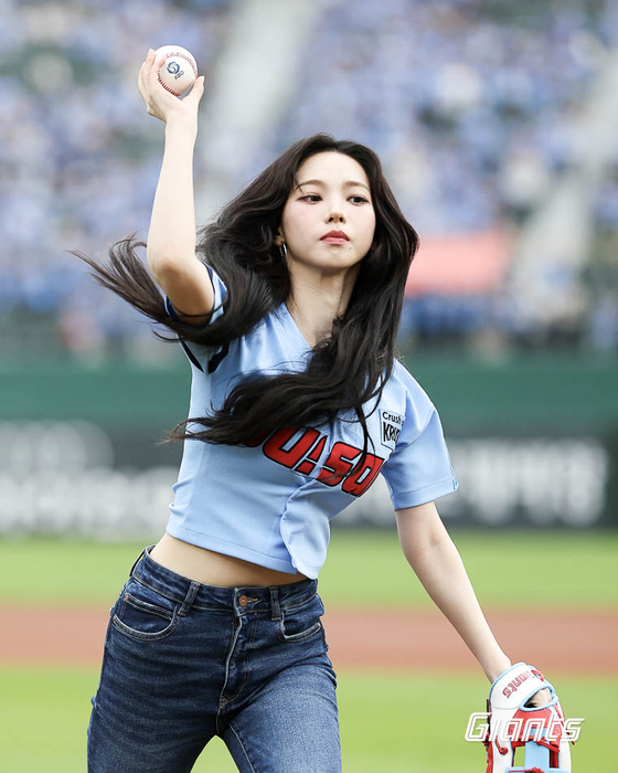 Karina throws the ceremonial first pitch as a guest of Lotte Giants in their game with the SSG Landers at the Sajik Baseball Stadium in Busan on Sunday.[YONHAP]