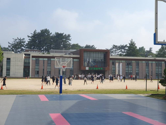 Students at a high school near Buan gather outside the school building as emergency warnings were issued after the earthquake. [JEONBUK STATE OFFICE OF EDUCATION]