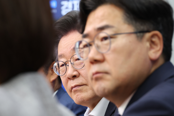 Democratic Party (DP) leader Lee Jae-myung, left, and DP floor leader Park Chan-dae attend a meeting of the party's Supreme Council at the National Assembly in Yeouido, western Seoul, on Wednesday. [YONHAP]
