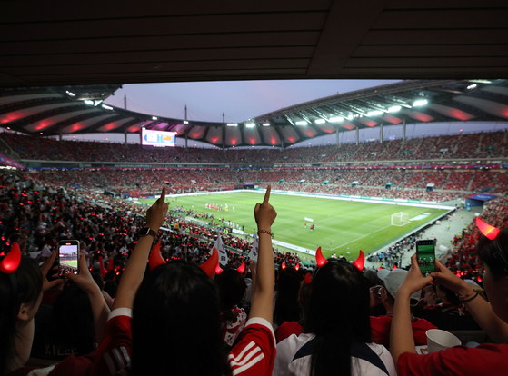 Fans pack the stadium to watch the World Cup qualifier match between Korea and China at Seoul World Cup Stadium in western Seoul on Tuesday. [YONHAP]