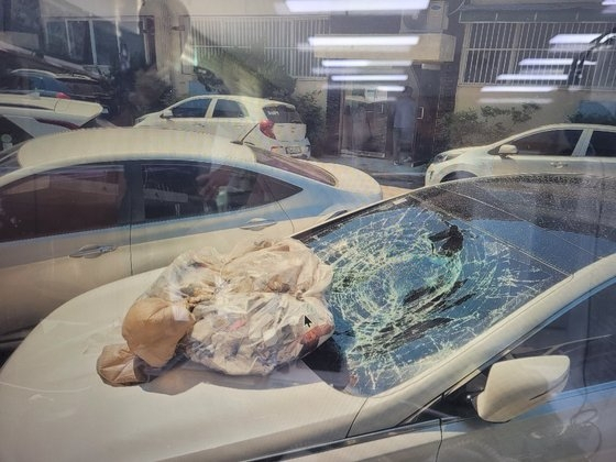 The shattered windshield of a car, caused by a balloon launched by North Korea filled with waste in Ansan City, Gyeonggi [JOONGANG ILBO]