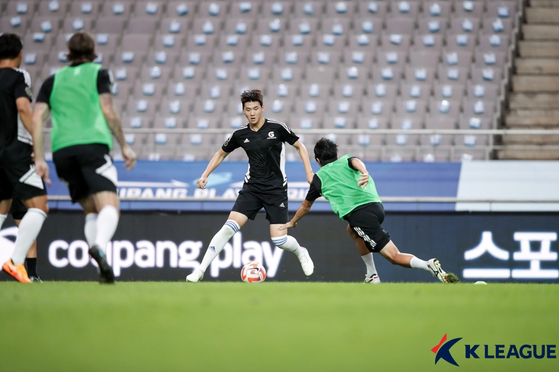 Kim Ji-soo, center, is training at a Team K League public training session a day before the Coupang Play Series match against Tottenham Hotspur at Seoul World Cup Stadium in western Seoul on July 7, 2022. [K LEAGUE/NEWS1]