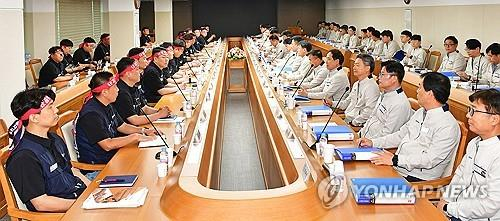 This file photo provided by Hyundai Motor shows the company's management and union leaders at wage negotiation talks in the southeastern city of Ulsan on May 23, 2024. [YONHAP]