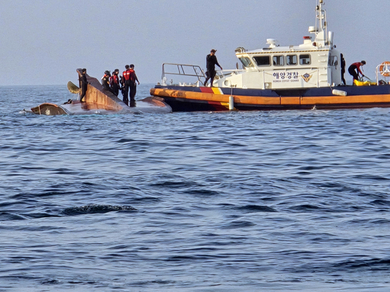 Coast Guard officials carry out a search and rescue mission in waters near Gageo Island in South Jeolla on Thursday after a fishing vessel capsized at around 3.18 a.m. on the same day. [KOREA COAST GUARD]