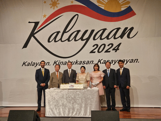 Philippine Ambassador to Korea Theresa Dizon-De Vega, center, poses for a commemorative photo with Korean First Vice Foreign Minister Kim Hong-kyun, third from left, and other dignitaries at a reception celebrating the 126th anniversary of Philippine independence and 75th anniversary of the establishment of the diplomatic relations between Korea and the Philippines at Lotte Hotel in central Seoul Tuesday evening. [SARAH KIM]
