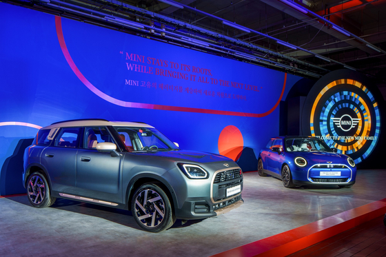 The new MINI Countryman has the industry’s very first round organic light-emitting diode (OLED) display, which was developed by Samsung Display. [MINI KOREA] 
