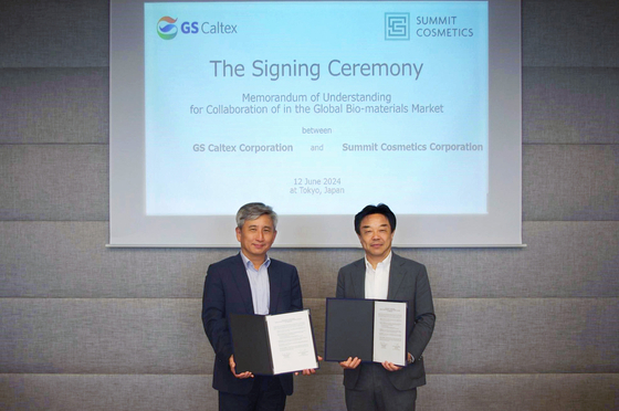 Head of GS Caltex's R&D Center Kwon Young-woon, left, and Summit Cosmetics President and CEO Koh Akiyama pose for a photo after signing a memorandum of understanding to cooperate on 2,3-Butanediol sales at the Japanese firm's headquarters in Tokyo on Wednesday. [GS CALTEX] 