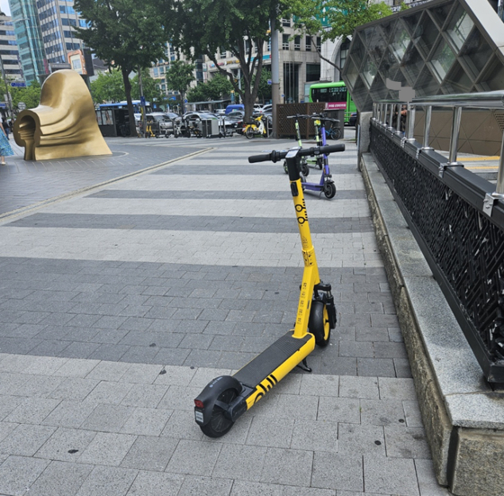An electric scooter parked on sidewalk. [JOONGANG ILBO]