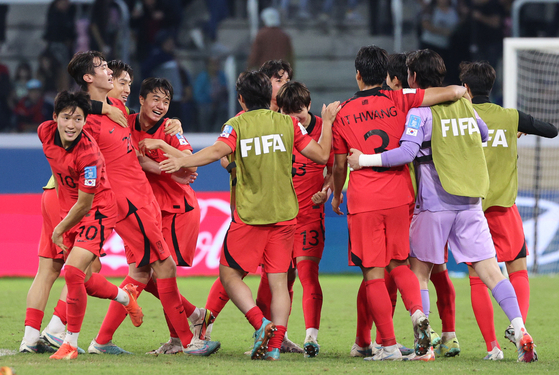 김지수(왼쪽에서 두 번째)와 U-20 한국축구대표팀이 2023년 6월 1일 아르헨티나 산티아고 델 에스테로 경기장에서 열린 2023 FIFA U-20 월드컵 에콰도르를 3-2로 꺾고 환호하고 있다. [YONHAP]