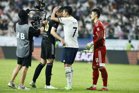Tottenham Hotspur's Son Heung-min greets Team K League's Kim Ji-soo and goalkeeper Kim Young-kwang after the exhibition game at Seoul World Cup Stadium in western Seoul on July 13, 2022. [JOONGANG ILBO]