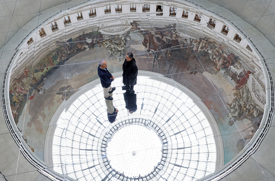 Korean contemporary artist Kimsooja, right, and Korea's Culture Minister Yu In-chon, talk inside Bourse de Commerce - Pinault Collection's rotunda where Kimsooja's latest work “To Breathe - Constellation" is being exhibited, on May 2 in Paris, France. [MINISTRY OF CULTURE, SPORTS AND TOURISM] 